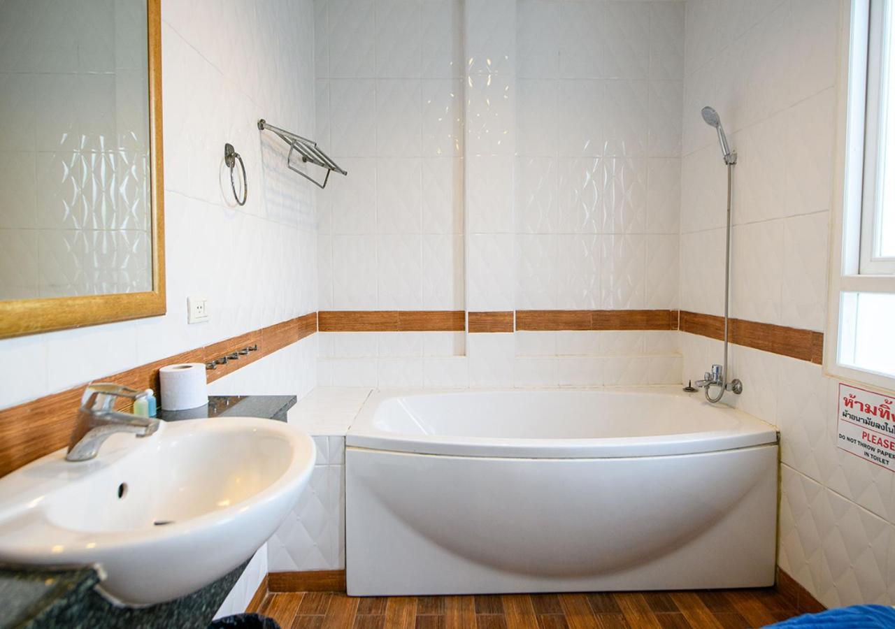 Hébergement de vacances 4 Bedroom Town With Private Pool *