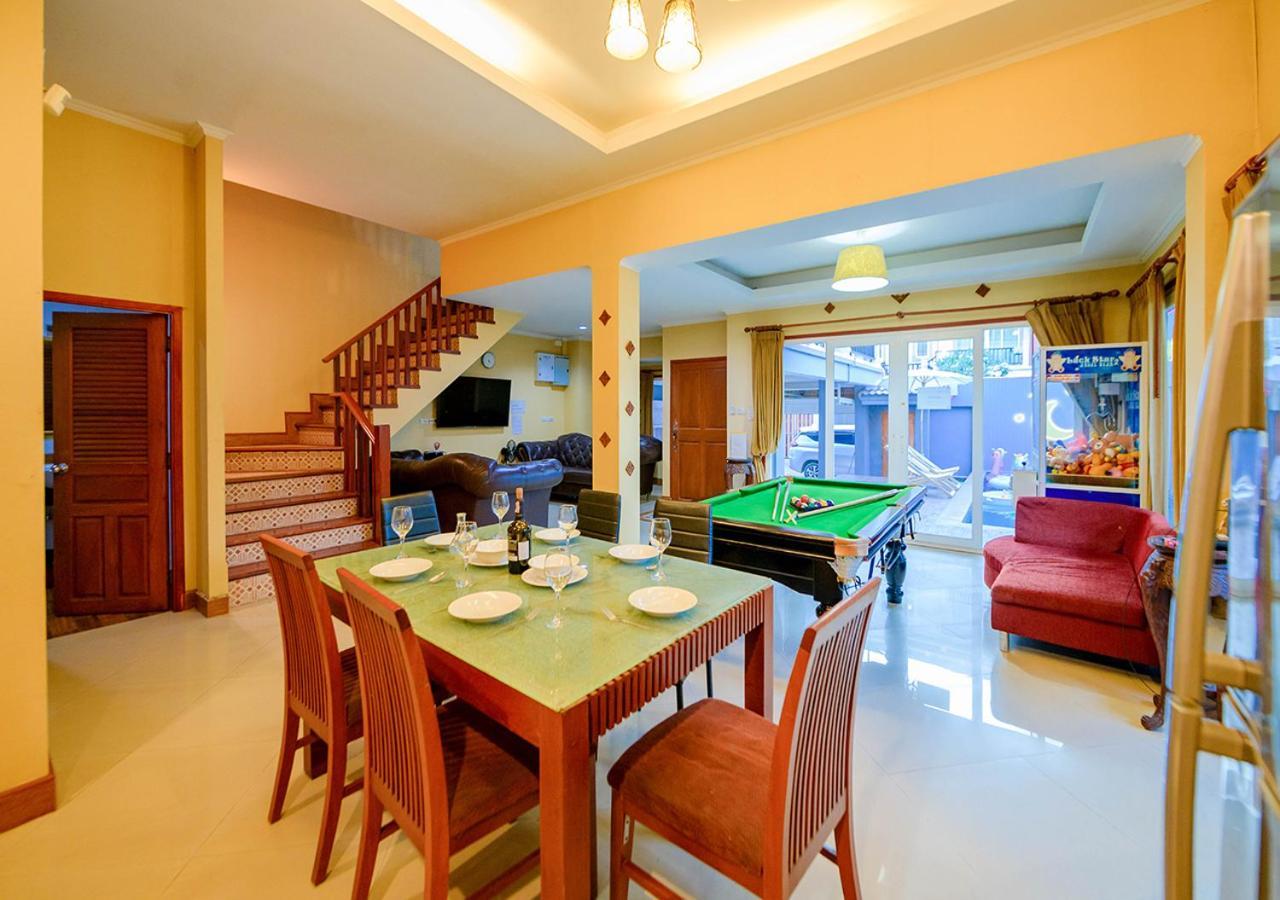 4 Bedroom Town With Private Pool Hébergement de vacances *