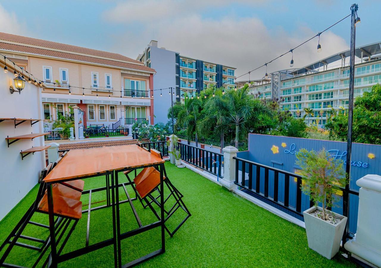 Hébergement de vacances 4 Bedroom Town With Private Pool *