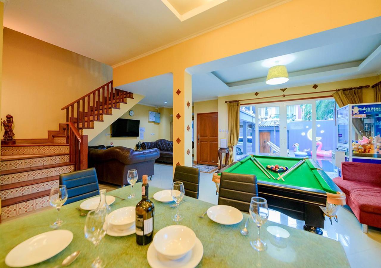4 Bedroom Town With Private Pool Hébergement de vacances *