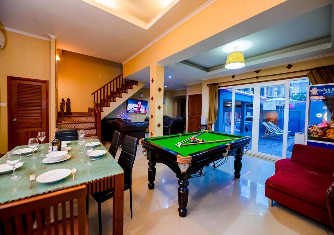 Hébergement de vacances 4 Bedroom Town With Private Pool