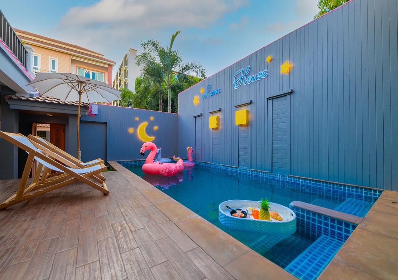 Rumah liburan 4 Bedroom Town With Private Pool *